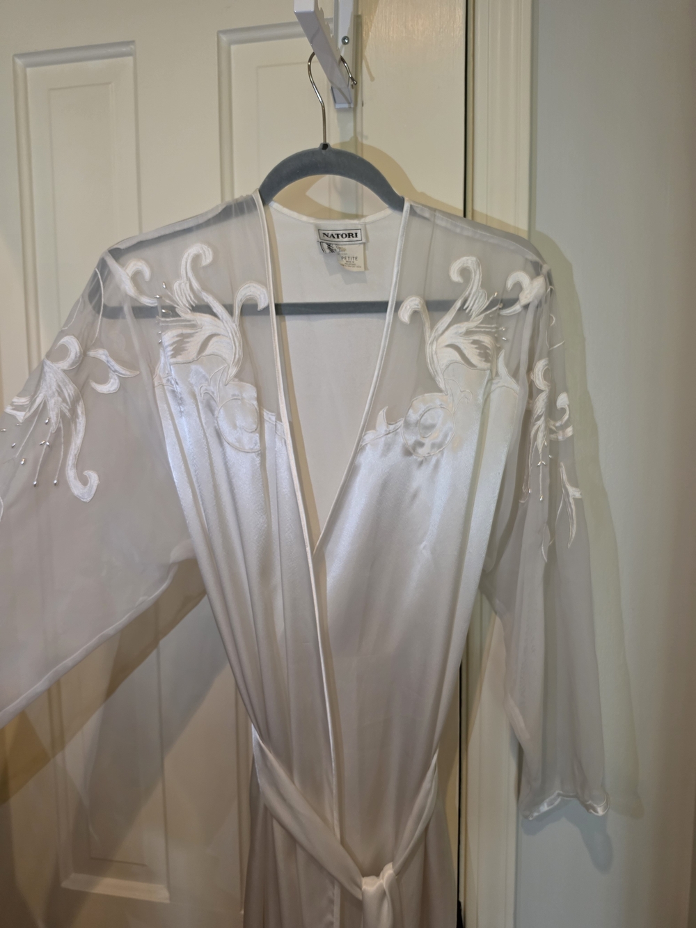 Vintage Natori Women's White Embroidered And Pearl Sheer Robe
